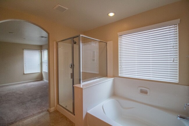 Building Photo - GUARD GATED 3 BD 2.5 BTH HOME IN HENDERSON