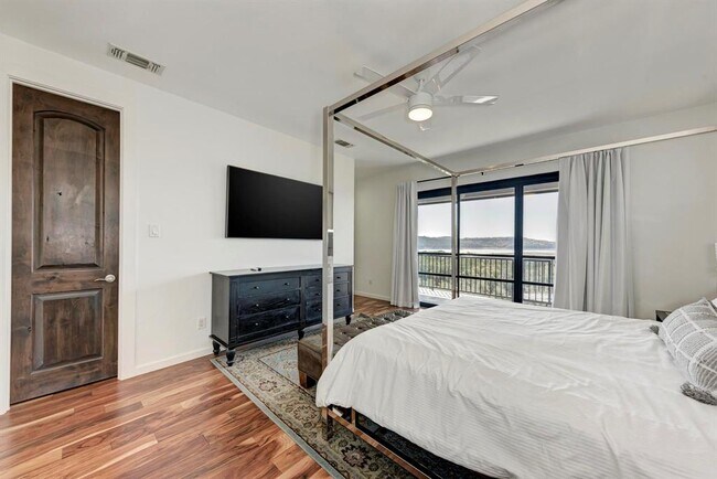 Building Photo - 13803 Lakeview Dr
