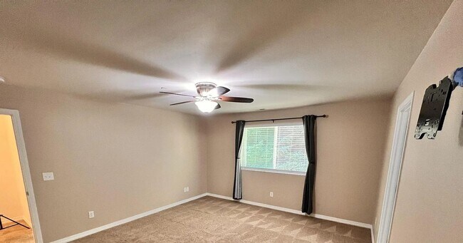 Building Photo - Beautiful Spacious 4bd 2bath Available Oct...
