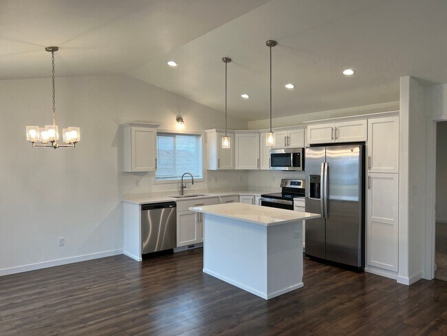 Building Photo - 3 Bed 2.5 Bath Single Family Home