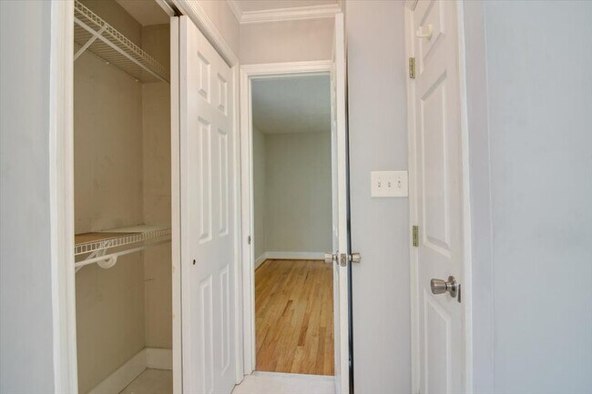 Building Photo - 427 Ashland Dr