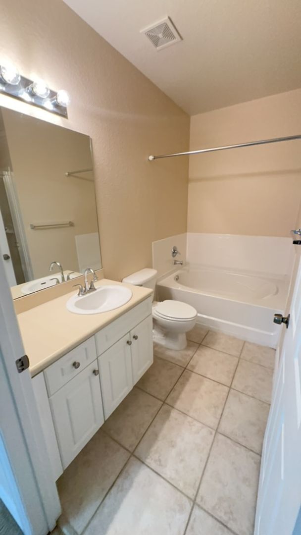 Building Photo - 3 BEDROOM 2 BATH 2 CAR GARAGE CONDO