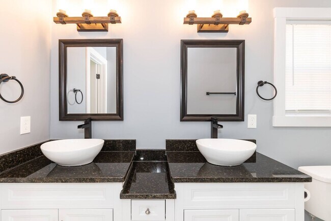 Building Photo - Three Bedroom Home!