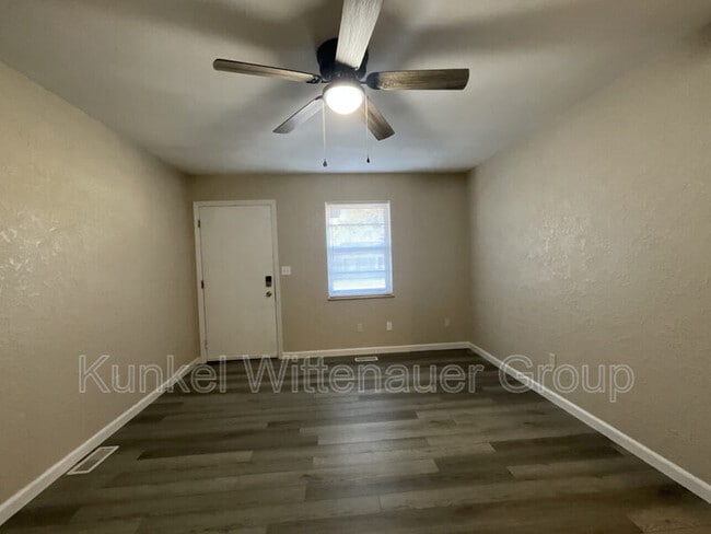 Building Photo - 10 Blackburn Manor