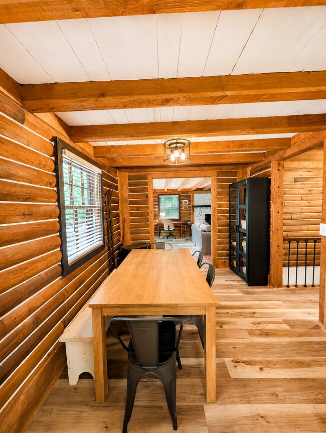 Building Photo - Black Mountain Cabin!