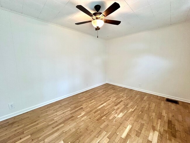 Building Photo - Newly remodeled 3 bedroom, 2 bath home for...