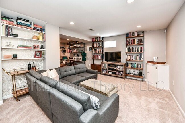 Building Photo - 1015 Woods Pl