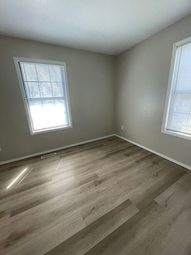 Building Photo - 531-B N Oak Grove Ave