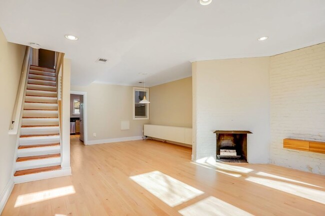 Building Photo - Sleek Kingman Park Abode!