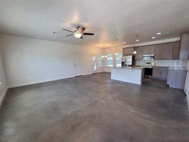 Building Photo - 800 Woodview Dr