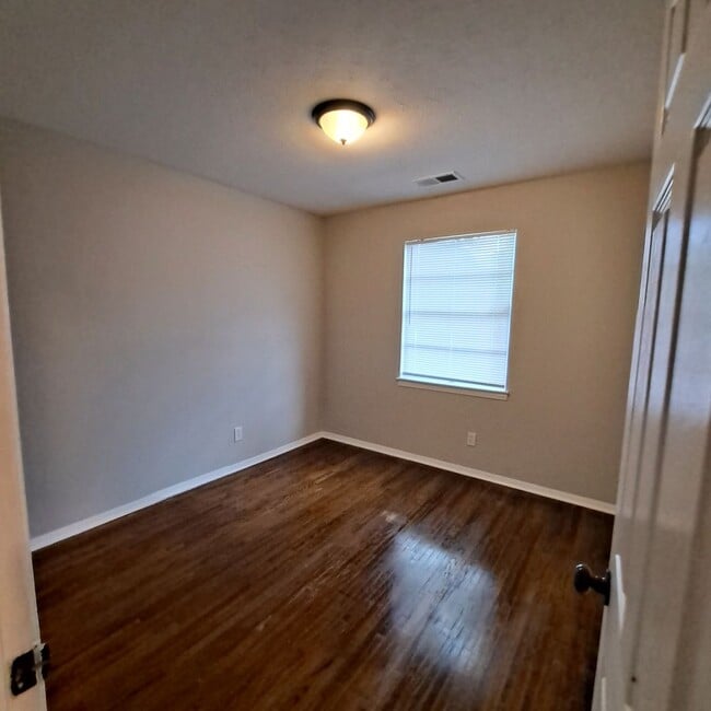 Building Photo - 264 E Holmes Rd