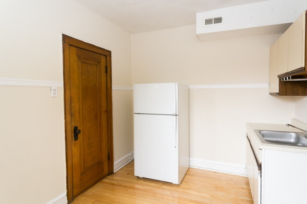 Building Photo - 1455 W Byron St