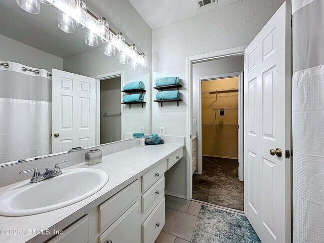 Building Photo - 13810 Sutton Park Dr N