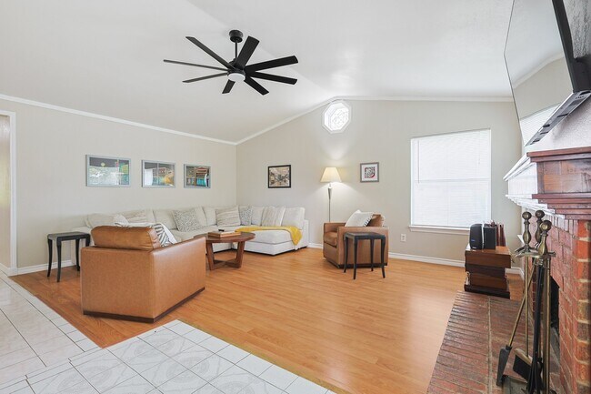 Building Photo - 2502 High Hollow Dr