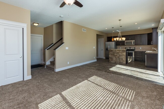 Building Photo - Gorgeous 4 Bed Home! Brand new carpet!