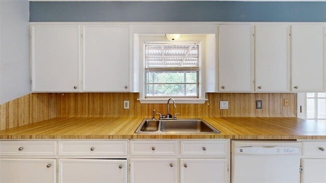 Building Photo - 1107 Braeswood Dr