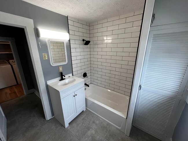 Building Photo - Beautifully Remodeled 3-Bed / 1-Bath Home ...