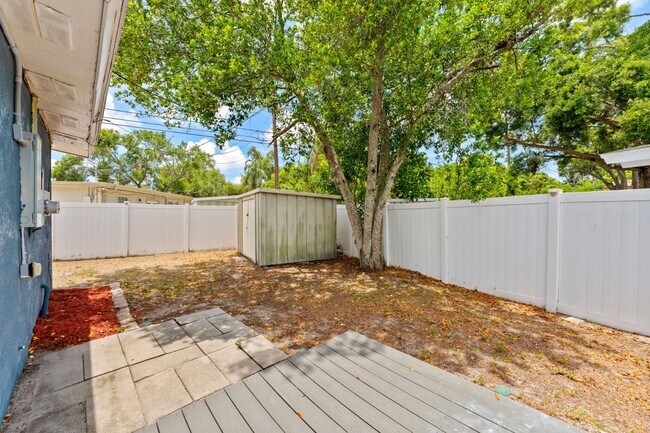 Building Photo - Stunning 3 BR/2 BA home in Heart of St. Pete!