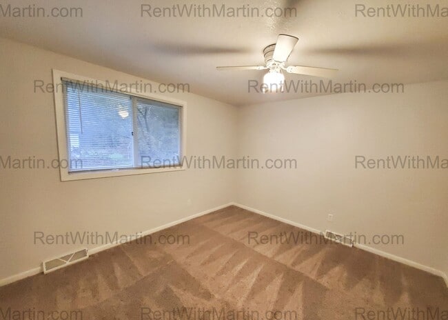 Building Photo - 3 Bedroom, 2 Bath & Main floor laundry- 6t...