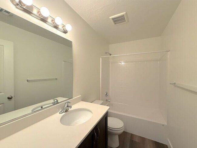 Building Photo - 4 bed, 2.5 bath home w/2 car garage