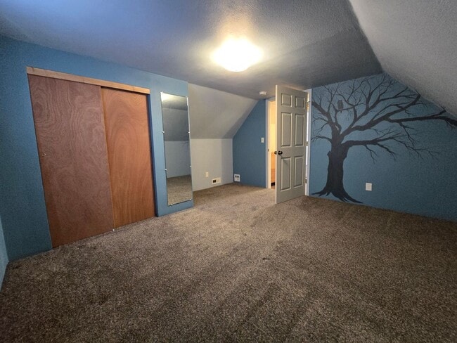 Building Photo - 4 bed, 1 bath House with 1 car garage