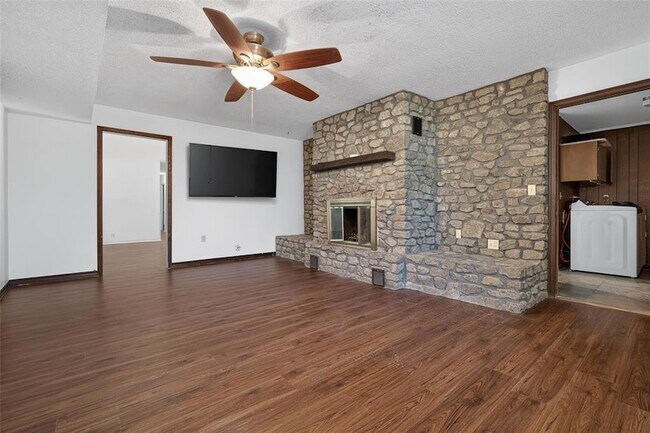 Building Photo - 902 N Benjamin St