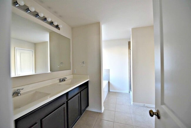 Building Photo - 644 Heritage Grove Rd