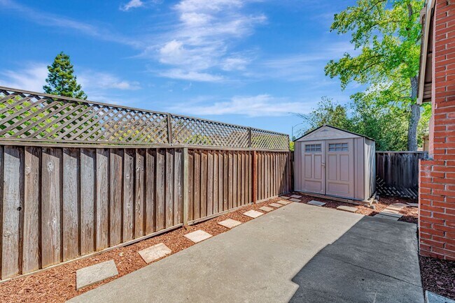 Building Photo - Vasona Court 625-627