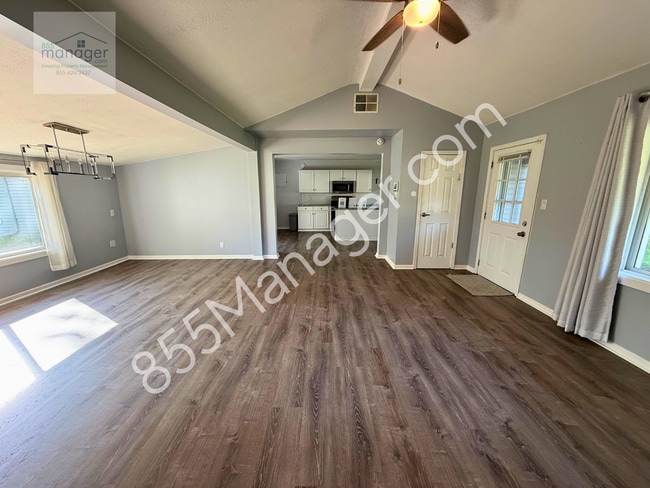 Building Photo - Updated 4-Bedroom with Primary Suite & Fen...