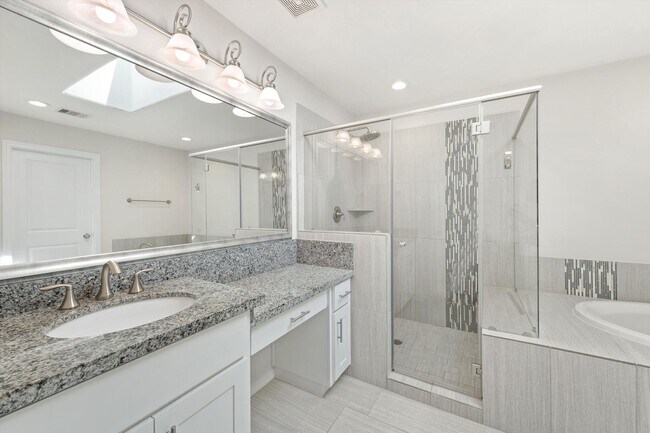 Building Photo - Exquisite 2-Story Home in a Prime Location...