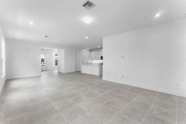 Building Photo - 888 SW Newfield Ave