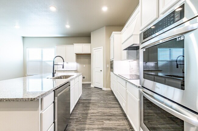 Building Photo - Beautiful 4 bed 3 bath home