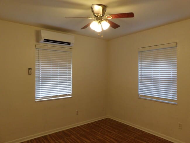 Building Photo - Cute 2 Bedroom 1 Bath with huge Screen Porch