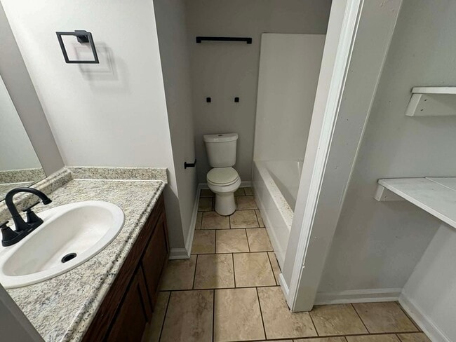 Building Photo - 813 Scott St