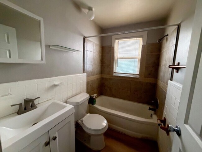 Building Photo - 3 Bedroom one and a half bath Rent Ready s...
