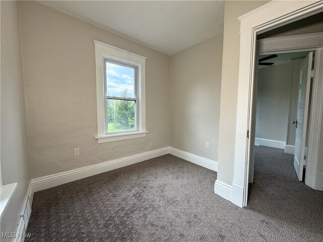 Building Photo - 2957 Greenfield Ave