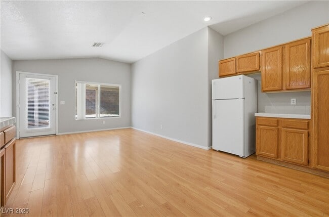 Building Photo - 5555 Airview Ct