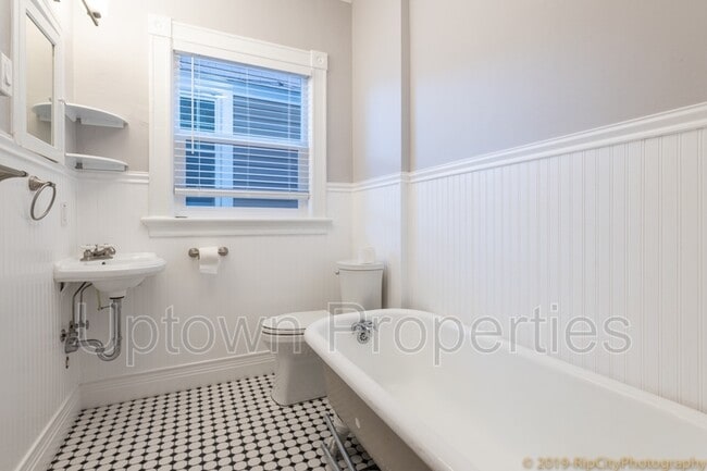 Building Photo - 616 NW 22nd Ave