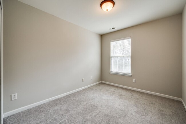 Building Photo - Location, Location, Location! 3 Bedroom 2....
