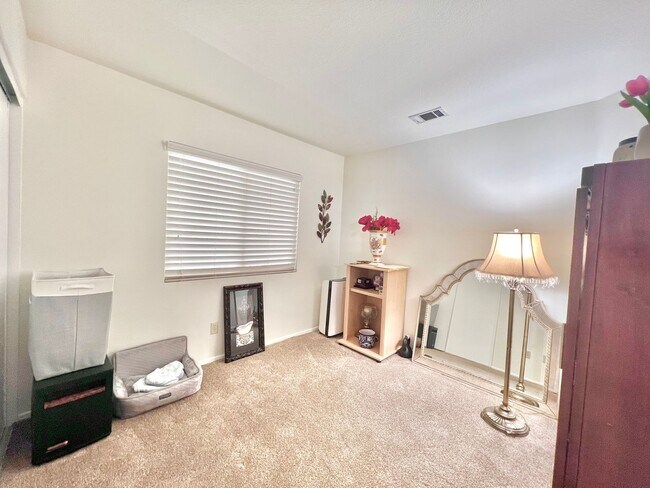 Building Photo - Spacious 5-Bed, 3-Bath Home in Rialto – Ve...