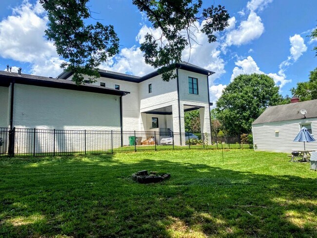 Building Photo - 418 Iverson Way