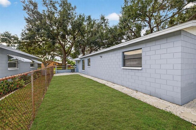 Building Photo - 6501 Livingston Ave N