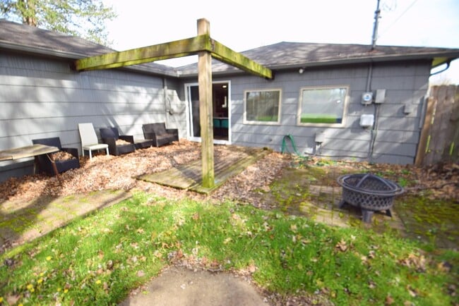 Building Photo - 3 bedroom 2 bath ranch style home in South Bend IN