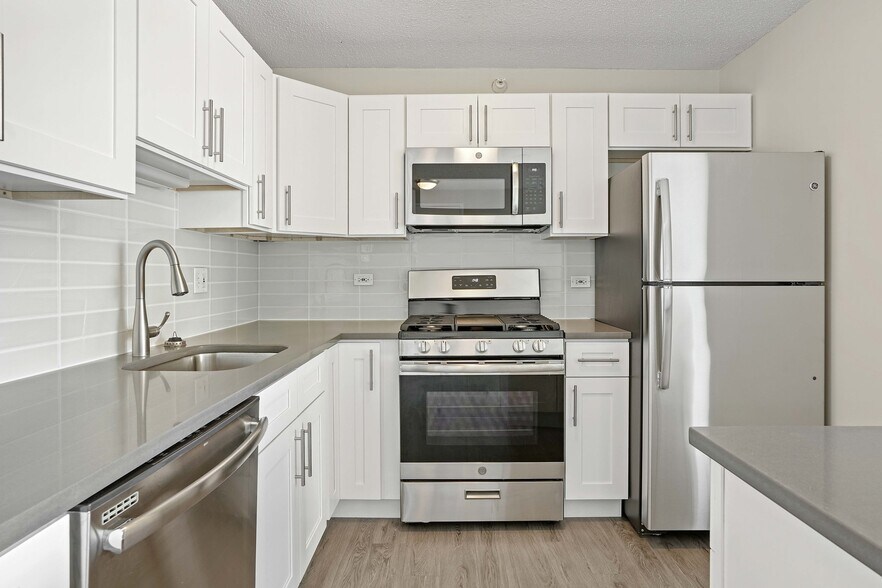 Building Photo - 598 N State St