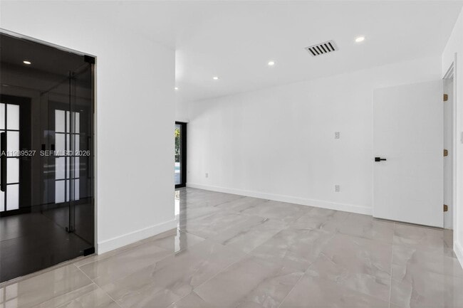 Building Photo - 607 Layne Blvd