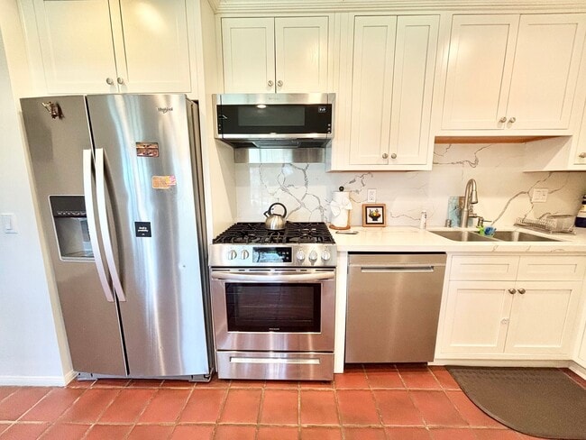 Building Photo - Surfside III / Port Hueneme / 1 bedroom on the 2nd floor with Oceanviews!