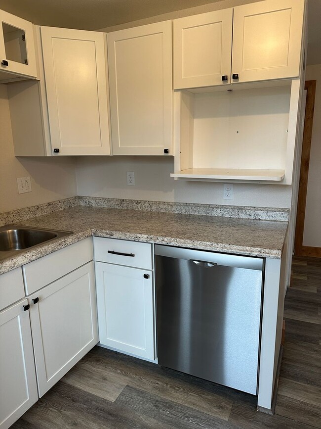 Building Photo - 6 month or 18 month lease offered for remo...