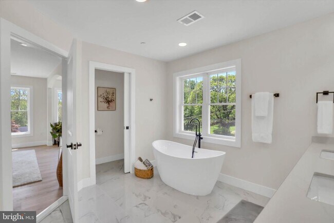 Building Photo - 1506 Bayview Dr
