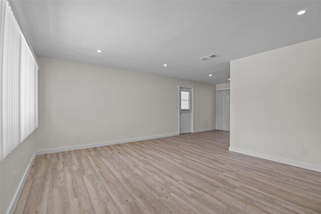 Building Photo - 908 Lighthouse Dr