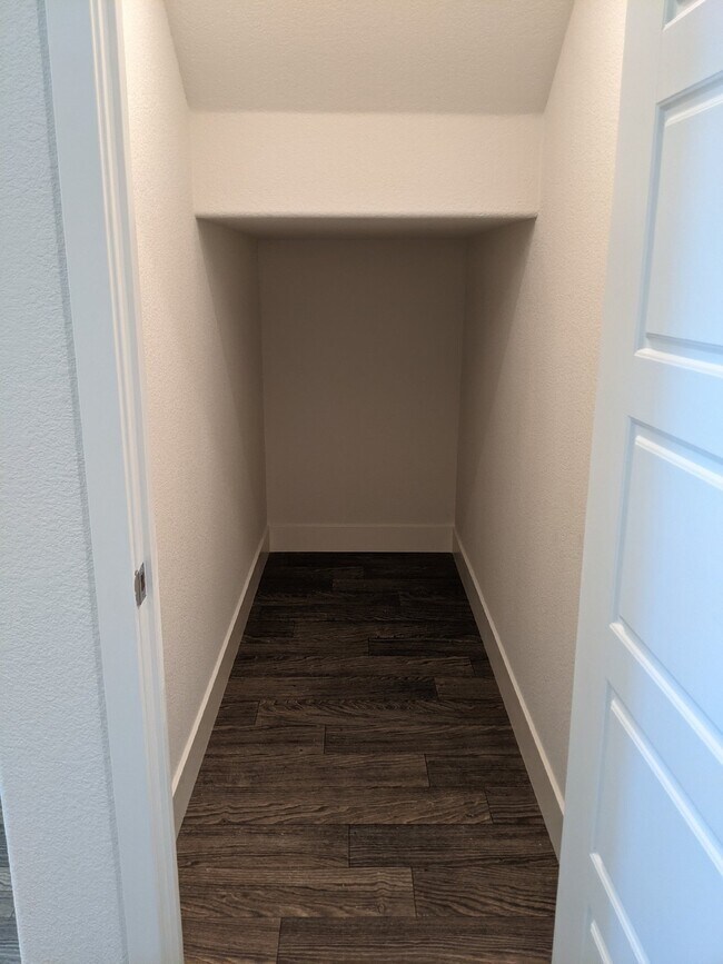 Building Photo - Prime location in Merced!